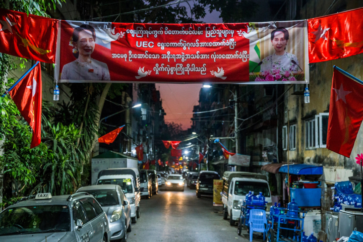 Ảnh: Ngày đầu tiên sau cuộc đảo chính ở Myanmar - 2