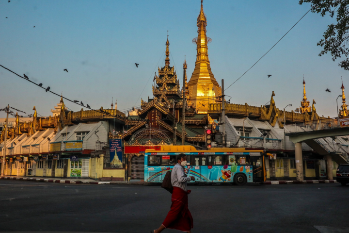Ảnh: Ngày đầu tiên sau cuộc đảo chính ở Myanmar - 11