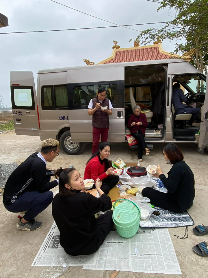 Gia đình NSND Lan Hương trải giấy ăn cơm trên mặt đất để... ngăn COVID - 1