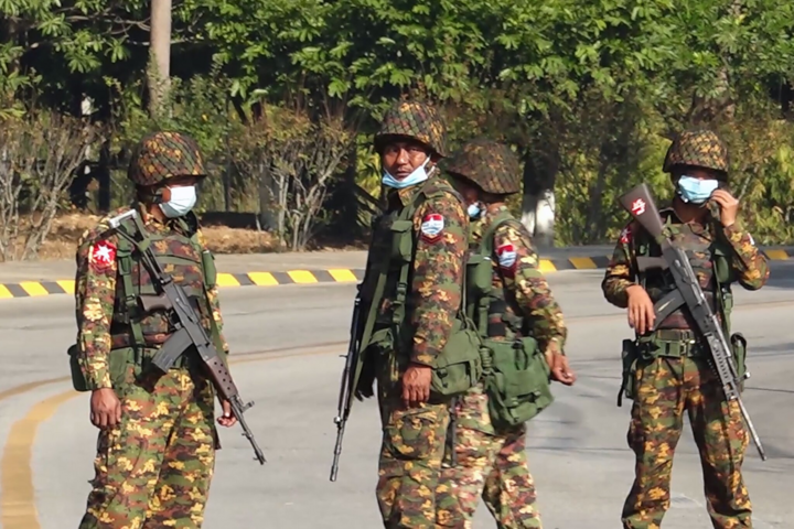 Ảnh: Ngày đầu tiên sau cuộc đảo chính ở Myanmar - 5
