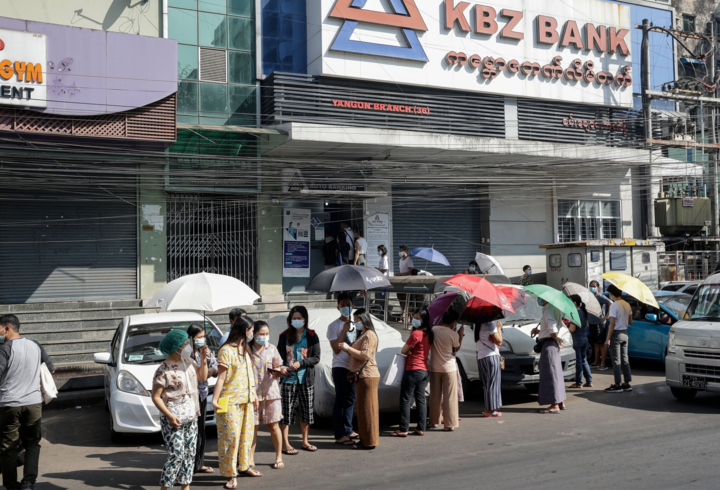Ảnh: Ngày đầu tiên sau cuộc đảo chính ở Myanmar - 9
