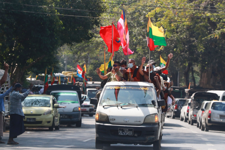 Ảnh: Ngày đầu tiên sau cuộc đảo chính ở Myanmar - 10