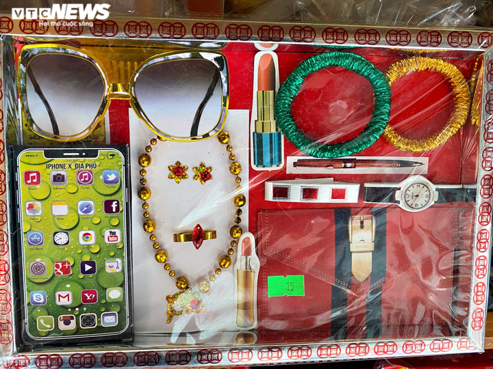 Người Sài Gòn mua ‘ô tô điện, iPhone, iPad’ cúng ông Công, ông Táo - 6