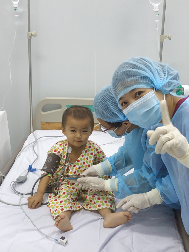 Ghép thành công tế bào gốc tạo máu cứu sống bệnh nhi ung thư 32 tháng - 1