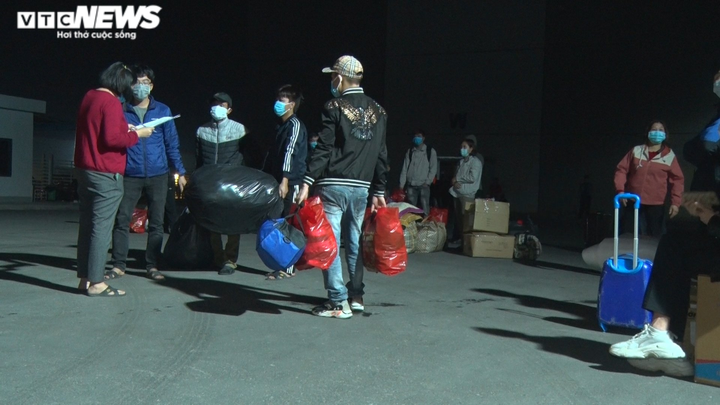 Ảnh: Trắng đêm đưa 500 công nhân ở Chí Linh vào nơi cách ly tập trung - 7