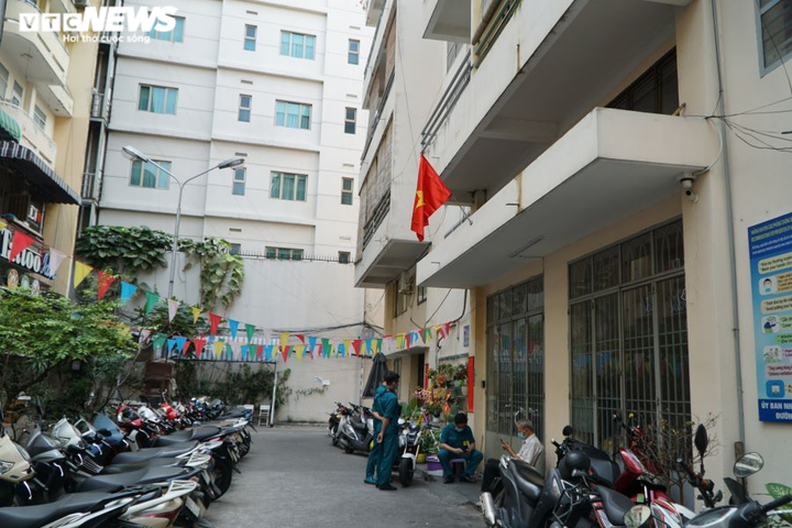 Ảnh: Phong tỏa một chung cư ở phố đi bộ Bùi Viện - 2