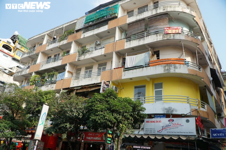 Ảnh: Phong tỏa một chung cư ở phố đi bộ Bùi Viện - 4