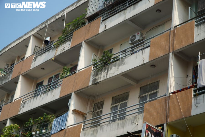 Ảnh: Phong tỏa một chung cư ở phố đi bộ Bùi Viện - 6