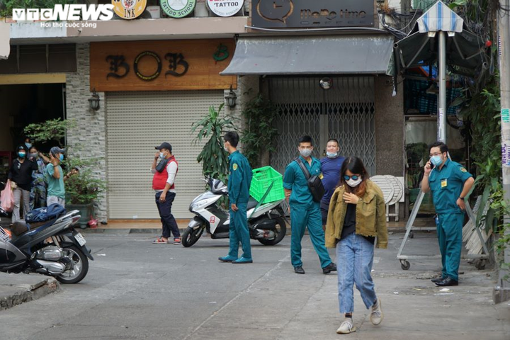 Ảnh: Phong tỏa một chung cư ở phố đi bộ Bùi Viện - 1