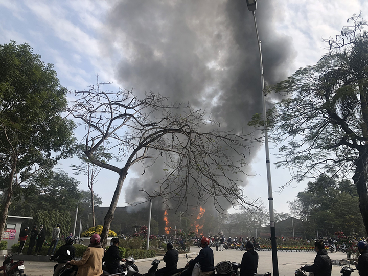 Ảnh: Quán karaoke ở trung tâm Hải Phòng bốc cháy ngùn ngụt ngày giáp Tết - 3