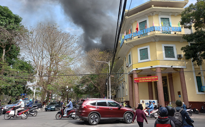 Ảnh: Quán karaoke ở trung tâm Hải Phòng bốc cháy ngùn ngụt ngày giáp Tết - 8