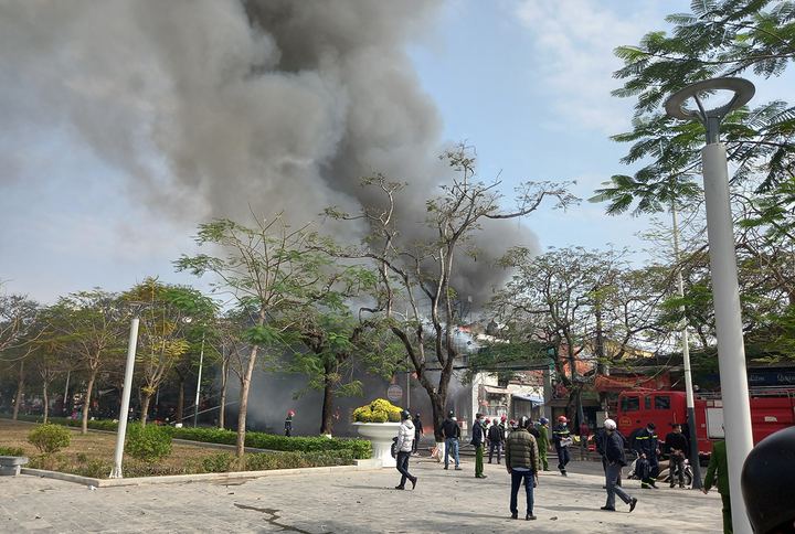 Ảnh: Quán karaoke ở trung tâm Hải Phòng bốc cháy ngùn ngụt ngày giáp Tết - 10