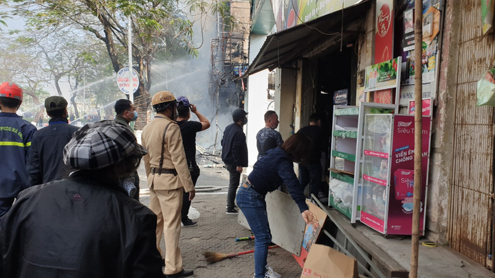 Ảnh: Quán karaoke ở trung tâm Hải Phòng bốc cháy ngùn ngụt ngày giáp Tết - 7