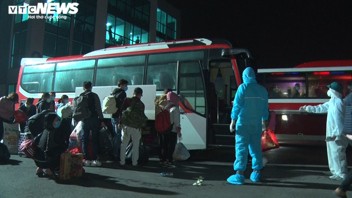 Ảnh: Trắng đêm đưa 500 công nhân ở Chí Linh vào nơi cách ly tập trung - 1