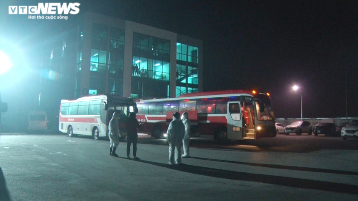 Ảnh: Trắng đêm đưa 500 công nhân ở Chí Linh vào nơi cách ly tập trung - 8