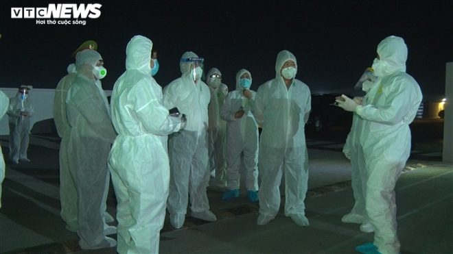 Ảnh: Trắng đêm đưa 500 công nhân ở Chí Linh vào nơi cách ly tập trung - 5