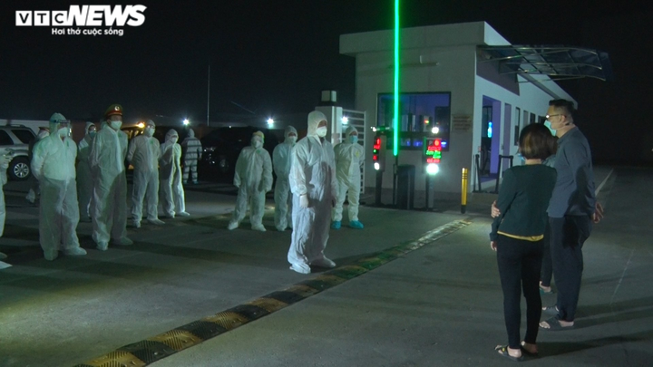 Ảnh: Trắng đêm đưa 500 công nhân ở Chí Linh vào nơi cách ly tập trung - 6