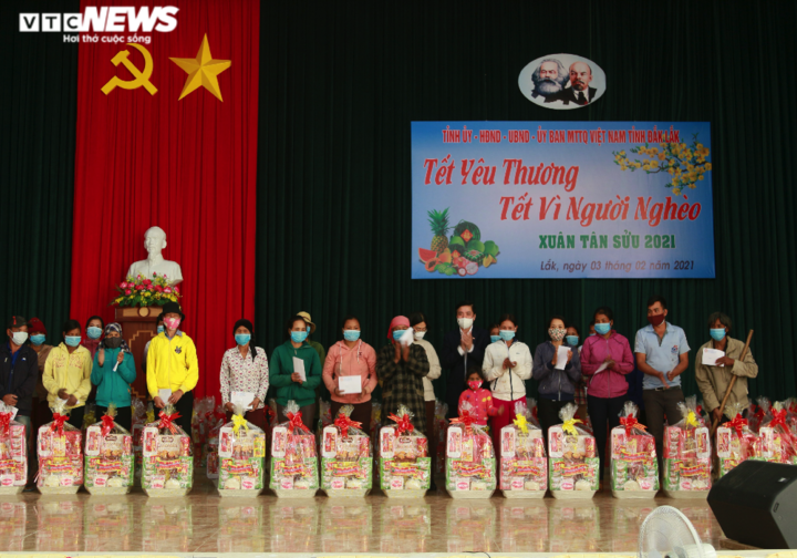 Bí thư Đắk Lắk trao quà Tết cho người nghèo - 1