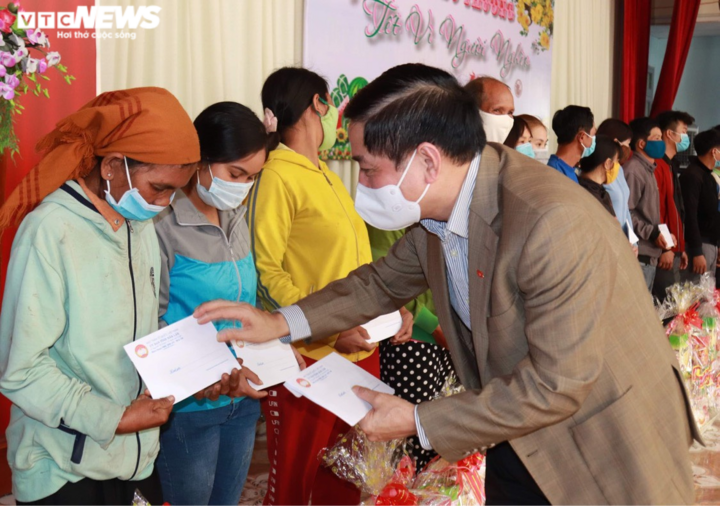 Bí thư Đắk Lắk trao quà Tết cho người nghèo - 2