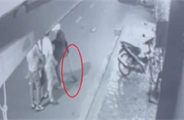 Gã trai vác xẻng đánh phụ nữ: Hành xử côn đồ sau đụng xe đã thành vấn nạn - 1