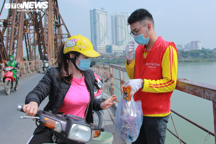 Nhóm bạn trẻ giúp dân Hà Nội thả cá chép, không vứt túi nilon xuống sông Hồng - 11