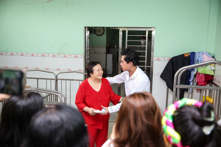 Ngọc Sơn mang quà Tết sớm đến hàng trăm trẻ em mồ côi - 2