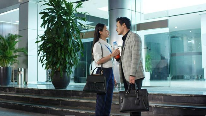 Hướng dương ngược nắng tập 23: Minh bắt quả tang ông Vụ mây mưa với cấp dưới - 2