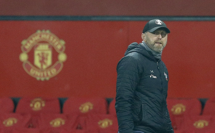 HLV đáng thương nhất Ngoại Hạng Anh: 2 lần thua 0-9 vẫn chưa mất việc - 1