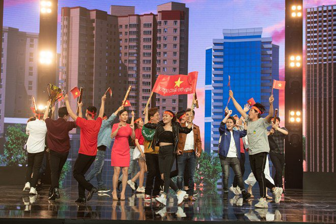 'Ngọc Hoàng' Đàm Vĩnh Hưng mặc trang phục nặng 20kg trong 'Táo Xuân'