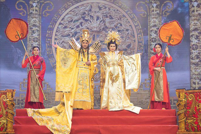 'Ngọc Hoàng' Đàm Vĩnh Hưng mặc trang phục nặng 20kg trong 'Táo Xuân'