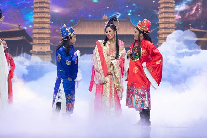 'Ngọc Hoàng' Đàm Vĩnh Hưng mặc trang phục nặng 20kg trong 'Táo Xuân'