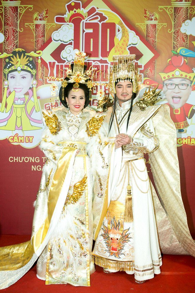 'Ngọc Hoàng' Đàm Vĩnh Hưng mặc trang phục nặng 20kg trong 'Táo Xuân'