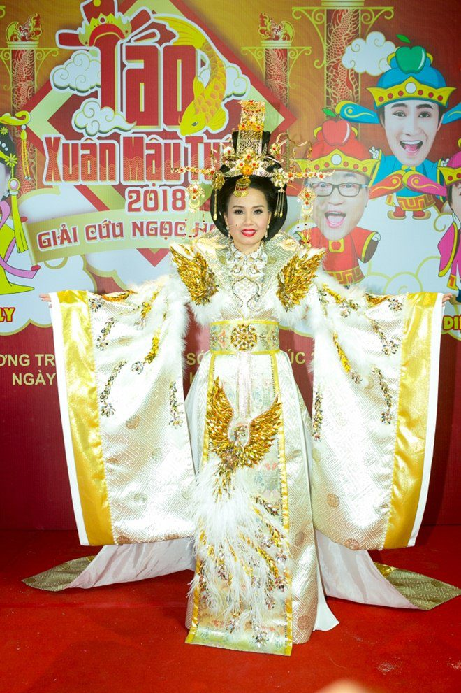 'Ngọc Hoàng' Đàm Vĩnh Hưng mặc trang phục nặng 20kg trong 'Táo Xuân'