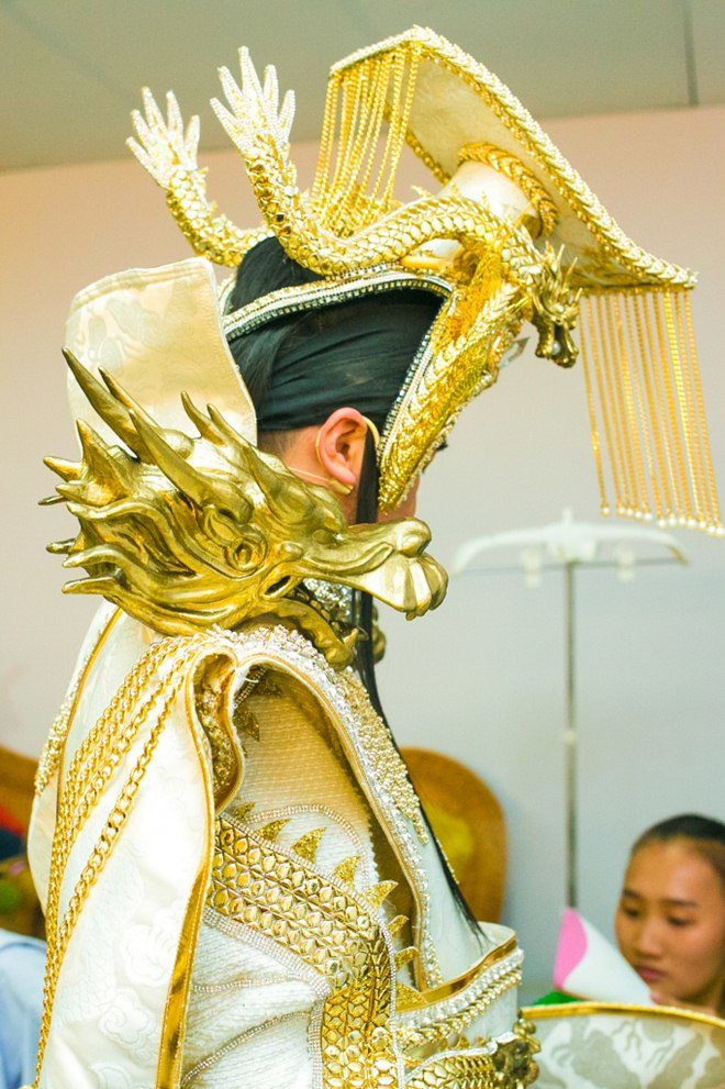 'Ngọc Hoàng' Đàm Vĩnh Hưng mặc trang phục nặng 20kg trong 'Táo Xuân'