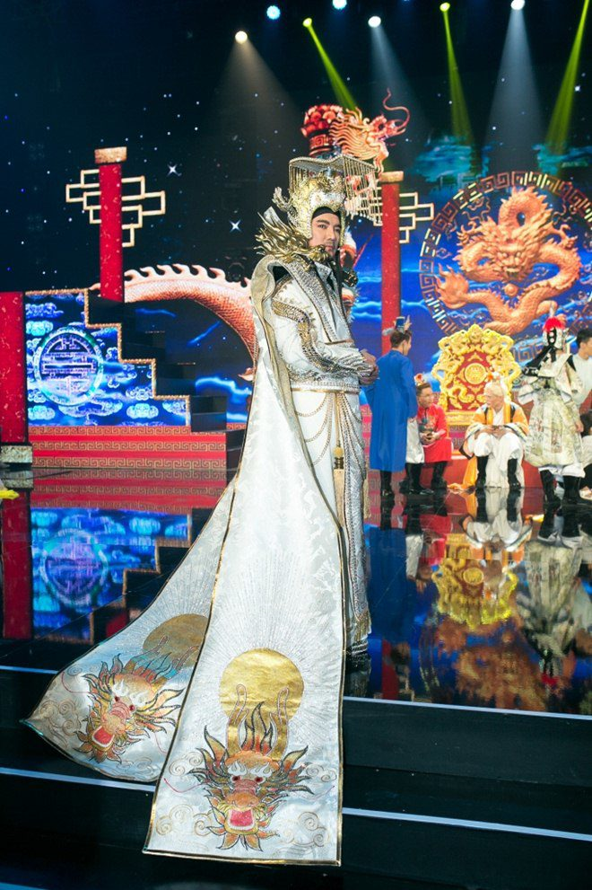 'Ngọc Hoàng' Đàm Vĩnh Hưng mặc trang phục nặng 20kg trong 'Táo Xuân'