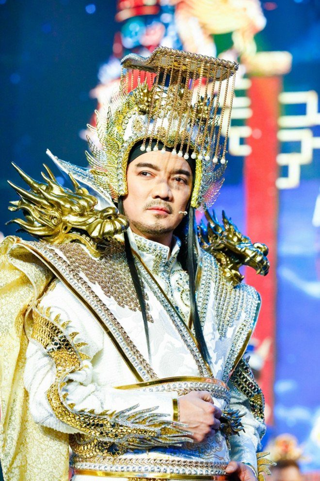 'Ngọc Hoàng' Đàm Vĩnh Hưng mặc trang phục nặng 20kg trong 'Táo Xuân'