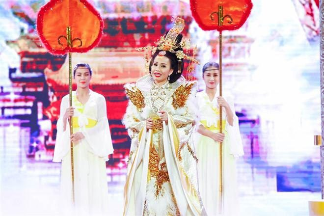 'Ngọc Hoàng' Đàm Vĩnh Hưng mặc trang phục nặng 20kg trong 'Táo Xuân'