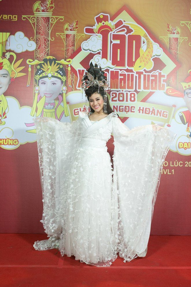 'Ngọc Hoàng' Đàm Vĩnh Hưng mặc trang phục nặng 20kg trong 'Táo Xuân'