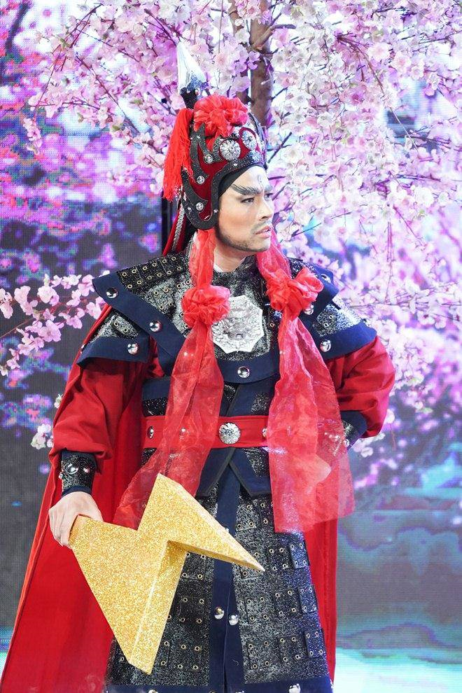 'Ngọc Hoàng' Đàm Vĩnh Hưng mặc trang phục nặng 20kg trong 'Táo Xuân'