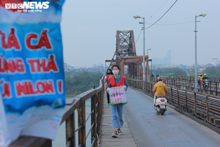 Nhóm bạn trẻ giúp dân Hà Nội thả cá chép, không vứt túi nilon xuống sông Hồng - 2