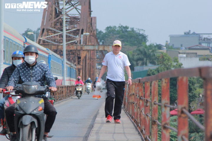 Nhóm bạn trẻ giúp dân Hà Nội thả cá chép, không vứt túi nilon xuống sông Hồng - 4