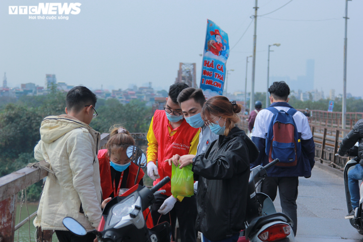 Nhóm bạn trẻ giúp dân Hà Nội thả cá chép, không vứt túi nilon xuống sông Hồng - 5