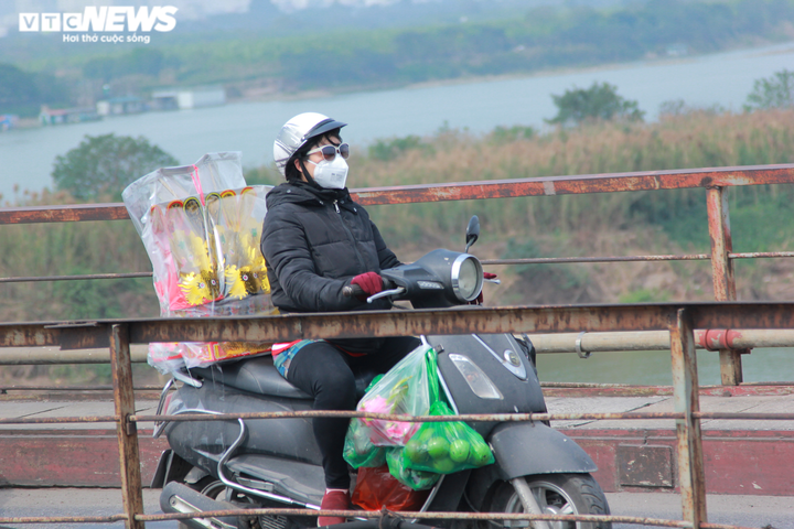 Nhóm bạn trẻ giúp dân Hà Nội thả cá chép, không vứt túi nilon xuống sông Hồng - 1