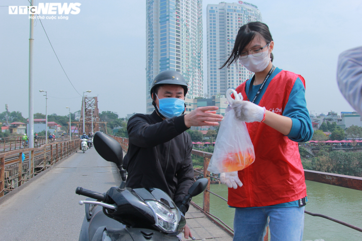 Nhóm bạn trẻ giúp dân Hà Nội thả cá chép, không vứt túi nilon xuống sông Hồng - 3