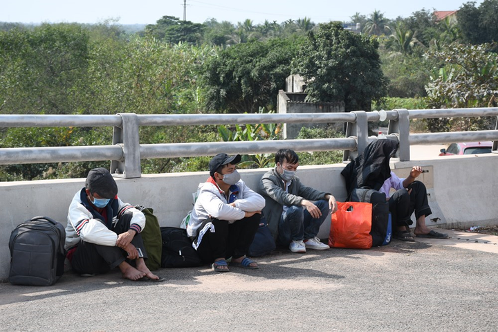 Công an Hải Phòng bắt 2 ô tô chở người trốn chốt kiểm dịch COVID-19 - 2