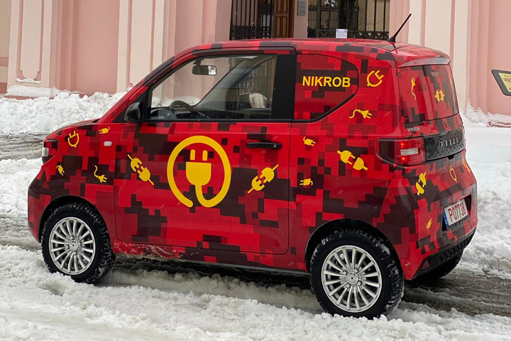 Nhà sản xuất ô tô siêu xa xỉ ra mắt xe EV giá rẻ - 4