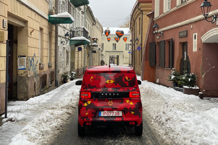 Nhà sản xuất ô tô siêu xa xỉ ra mắt xe EV giá rẻ - 5