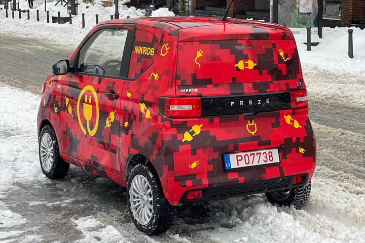 Nhà sản xuất ô tô siêu xa xỉ ra mắt xe EV giá rẻ - 3