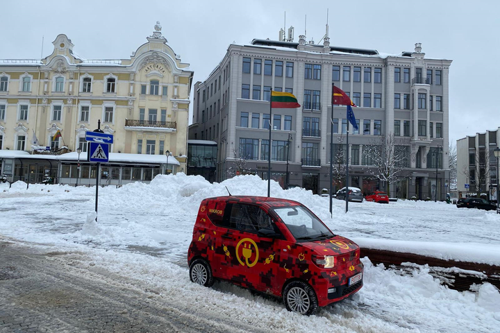 Nhà sản xuất ô tô siêu xa xỉ ra mắt xe EV giá rẻ - 7