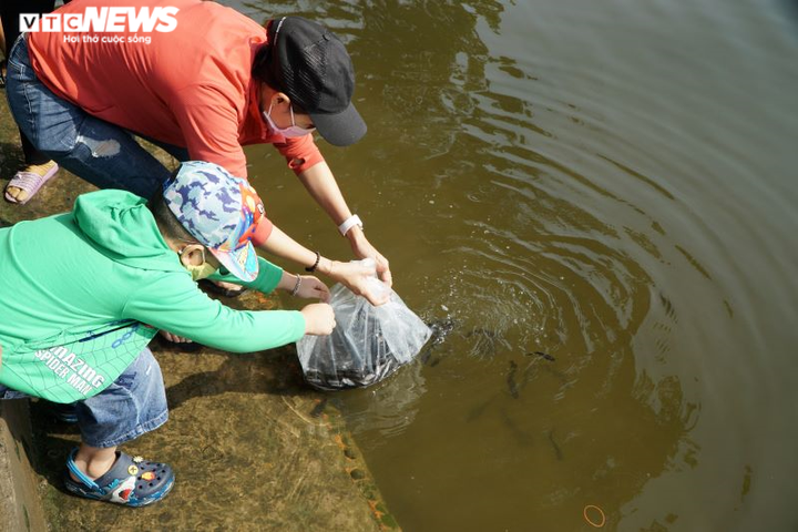 Ảnh: Người Sài Gòn chấp hành đeo khẩu trang, thả cá tiễn Táo quân về trời - 2